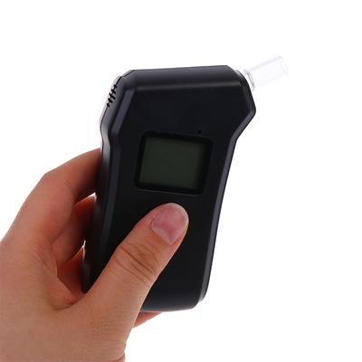 Digitaler LCD-Atemalkoholtester Tragbarer Alkoholtester Detektor für Alkoholtest am Steuer Mit 5 austauschbaren Mundstücken