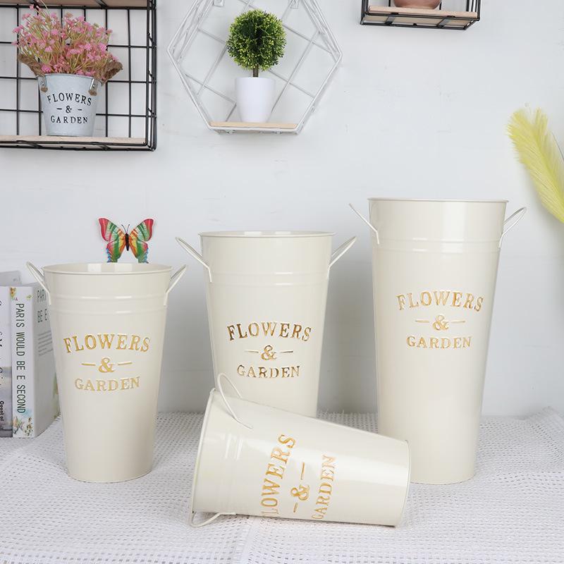 Vaso Secchiello Fioriera Minimalista in Ferro Battuto per Composizioni Fresche o Essiccate, Ideale per Fioreria o Arredo Soggiorno
