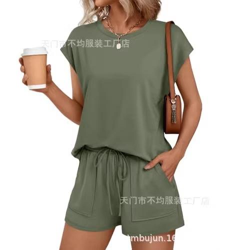 European and American women's clothing is popular, spring and summer short-sleeved T-shirts and shorts are loose and casual two-piece sets.
