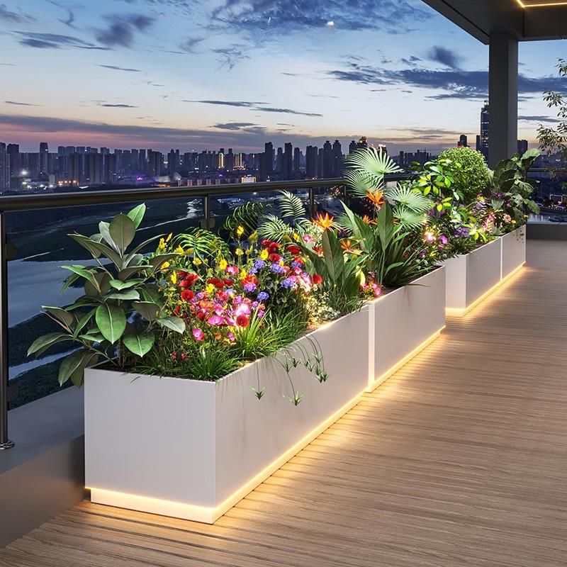 Rechteckiger Pflanzkasten aus schwarzem Edelstahl