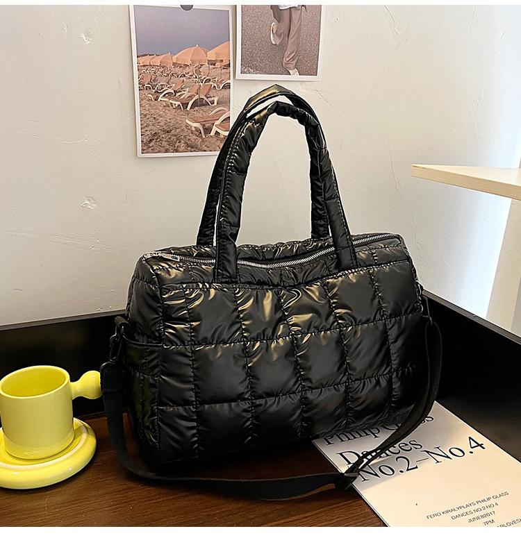 

Shoulder bag Down cotton European and American fashion cotton jacket bag Simple large-capacity women s bag Korean version trendy bag чёрный