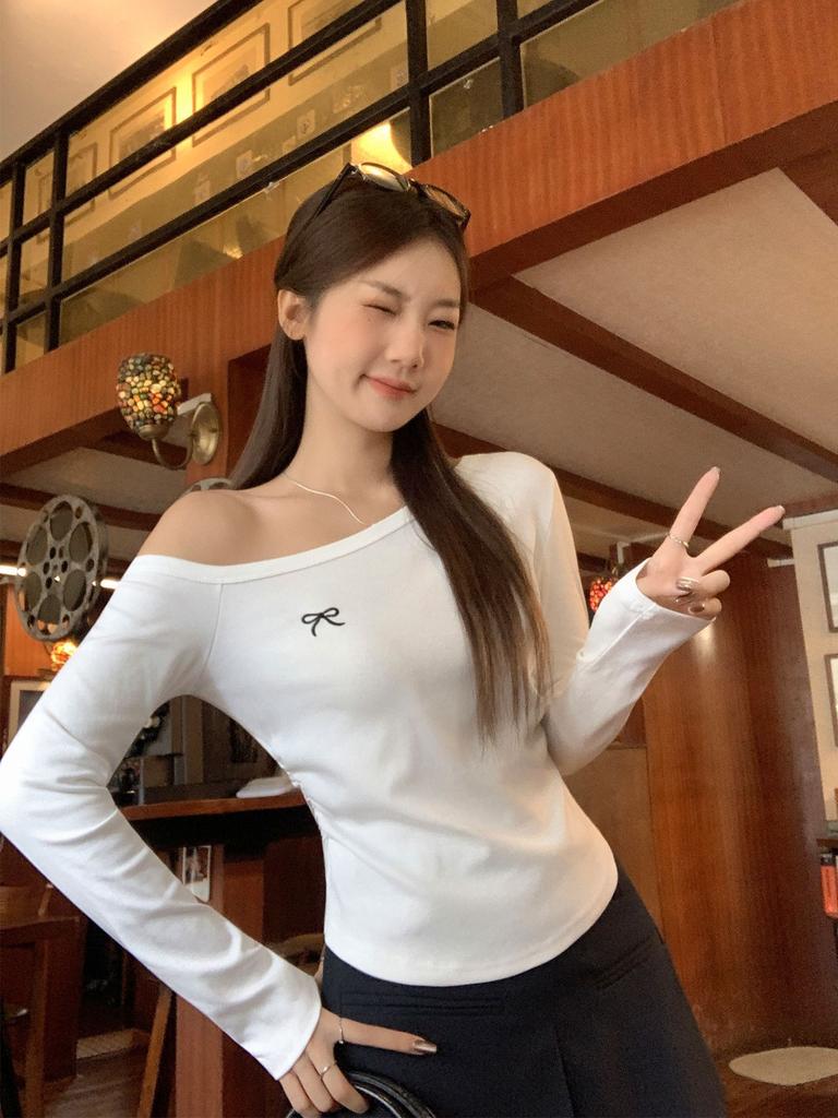 Autumn Super Good-looking Ootd White Slanted Shoulder Embroidered Bow Long-sleeved T-shirt Women's Off-the-shoulder Slim-fit Top