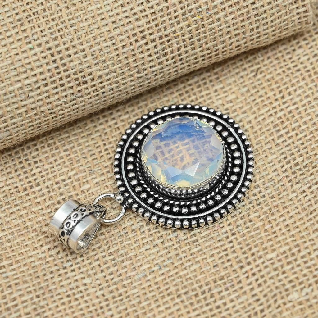 Bezaubernder milchiger Opal-Edelstein aus 925er Sterlingsilber, Hochzeitsgeschenk für Anhängerschmuck