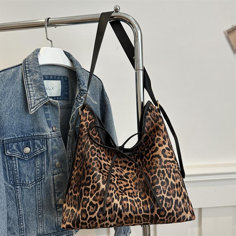 

Женская сумка-тоут корейская версия трендовая ретро большая вместимость на плечо 2025 весна новая нишевая ленивый ветер женская сумка черная коричневый