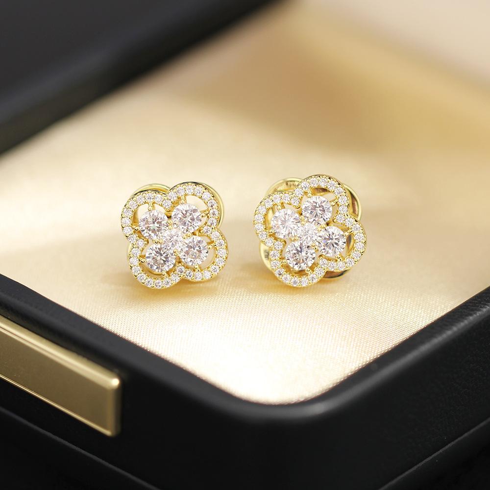 Light luxury and high-end rotatable four-leaf clover stud earrings S925 silver needle slightly inlaid with zirconium earrings Fashionable foreign styl