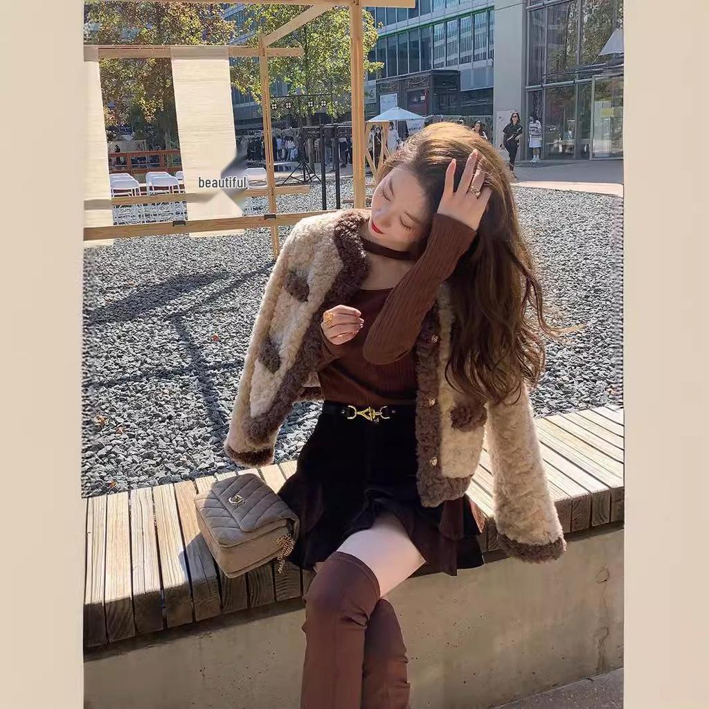 Women's Short Lambswool Coat - 2025 Retro Style, Autumn/Winter Plush, Loose Fit, Cotton-Padded Fur Design