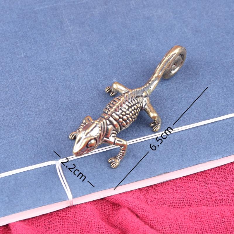 

Античная бронза Тропическое пустынное животное Статуэтка ящерицы Ретро латунные фигурки хамелеона Украшения Настольные украшения 6.5*2.2cm