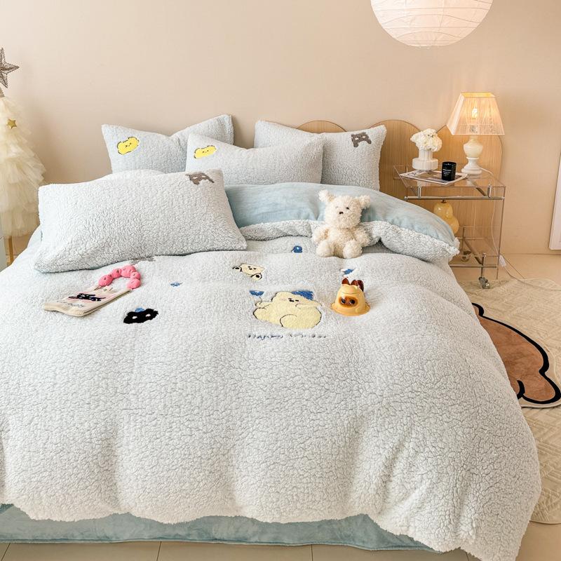 

Зимний А-класс Плюшевый Ягненок Милый Плюшевый Кролик Вышитый Набор из Четырех Предметов Толстый Теплый Пододеяльник Двусторонний Плюш Постельное Белье для Спальни Queen 4pcS небесно-голубой