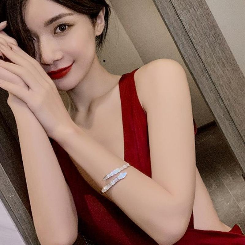 Snake-shaped Rose Bracelet, Feminine High-end Temperament, Mother-of-pearl Cold Style