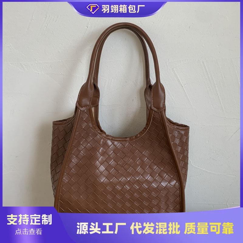 Retro Woven Bag Women's Large-capacity New Autumn and Winter Casual Shoulder Bag Textured Commuter Tote Bag