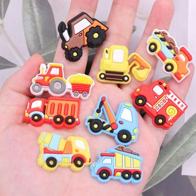 1 pièce PVC Mix Véhicule de Construction Excavatrice Garçons Boucle Sabot Cool Enfants Grues Voiture Chaussure Charms Accessoires charm de chaussure