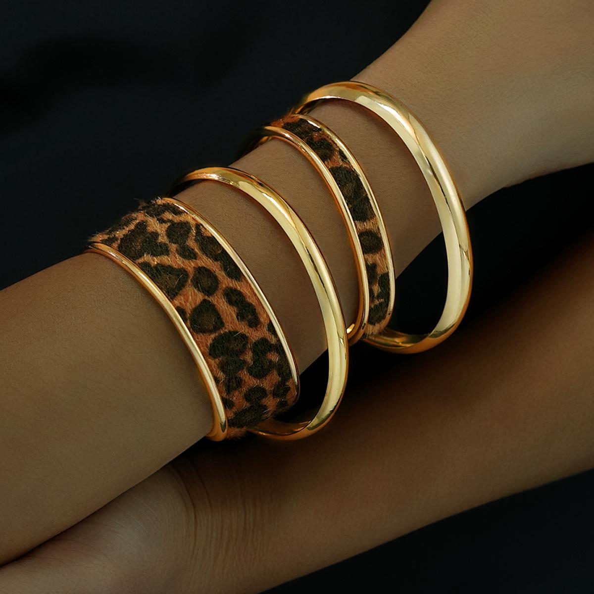 

4pcs Vintage Sexy Leopard Print Smooth Furry Bracelets Elegant Gold Color Minimalist Chic Layered Wristband Street Style Jewelry
