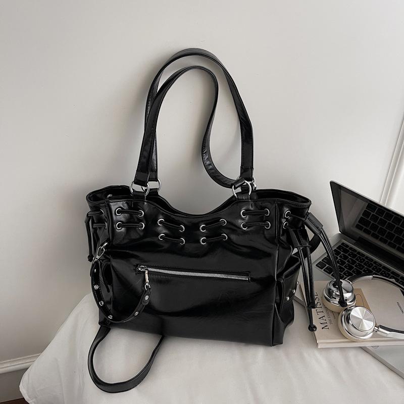 Retro large-capacity underarm bag women's winter new simple tote bag fashionable shoulder commuter bag women