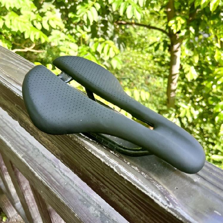 Innovative Carbon Fibers Bicycles Seats Cushions Heavy Type Bike Saddles for Secure and Comfortable Cycling
