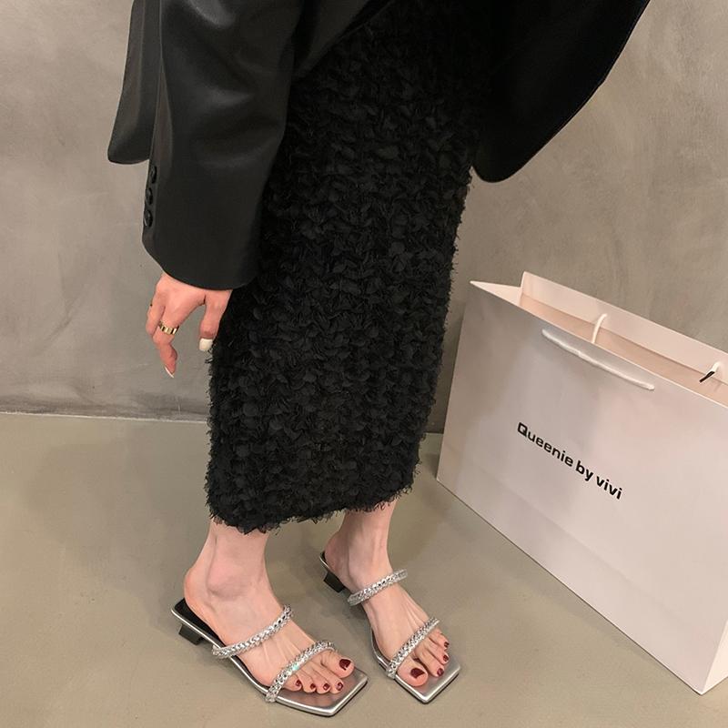 

Тенденция 2024 года, летние женские тапочки с открытым носком, модные шлепанцы со стразами и узкой полосой, женские элегантные платья, сандалии на низком каблуке