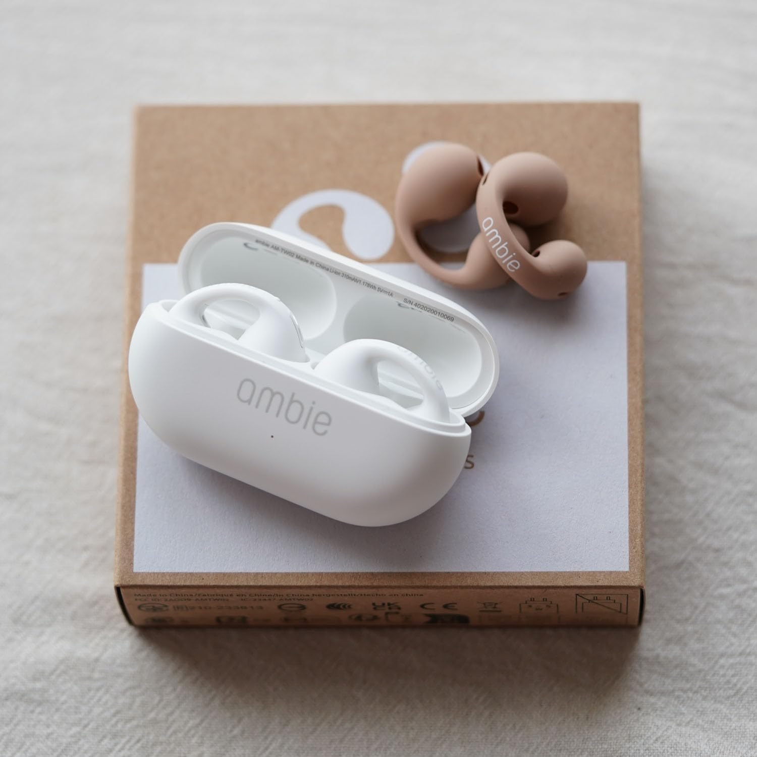 

ambie sound earcuffs Starter Set earcuffs x fully wireless earphones with Bluetooth and microphone AM-TW02 (WHITE Latte) - Open-ear, customizable,