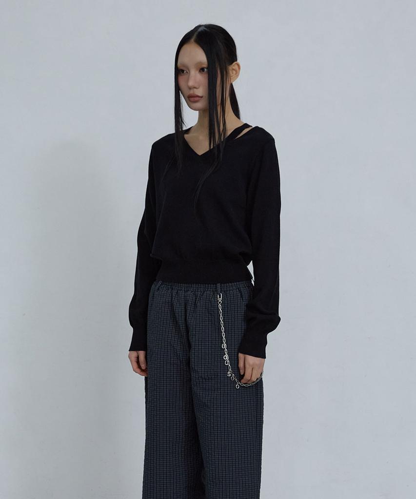 Uusoo Deep V-Neck Cotton Sweater_ Black