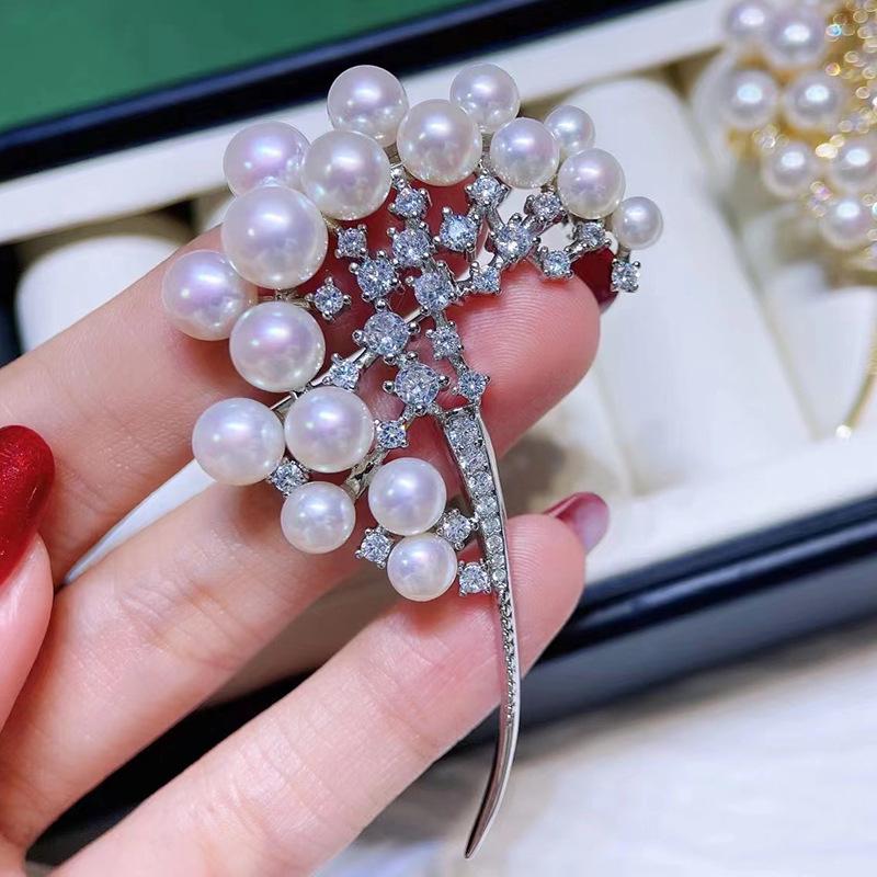 

Брошь «Одуванчик» с несколькими бусинами: Позолоченная циркониевая брошь с жемчужным корсажем