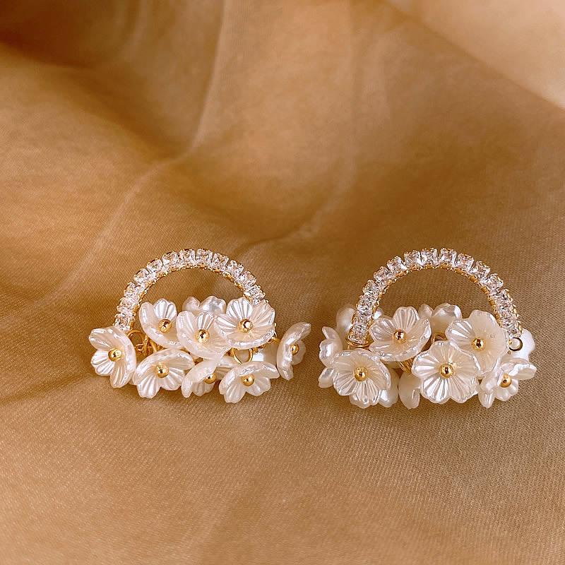 

Серьги-гвоздики с цветком из смолы и циркона, модные, маленькие, свежие, темпераментные, универсальные, с высоким чувством стиля, изысканные серьги