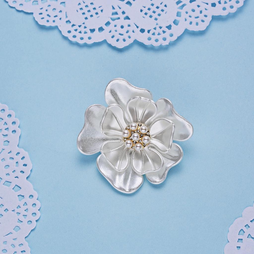 Elegant White Resin Camellia Flower Brooches For Women Men Delicate Imitation Pearl Rhinestone Floral Plant Pins Wedding Jewelry