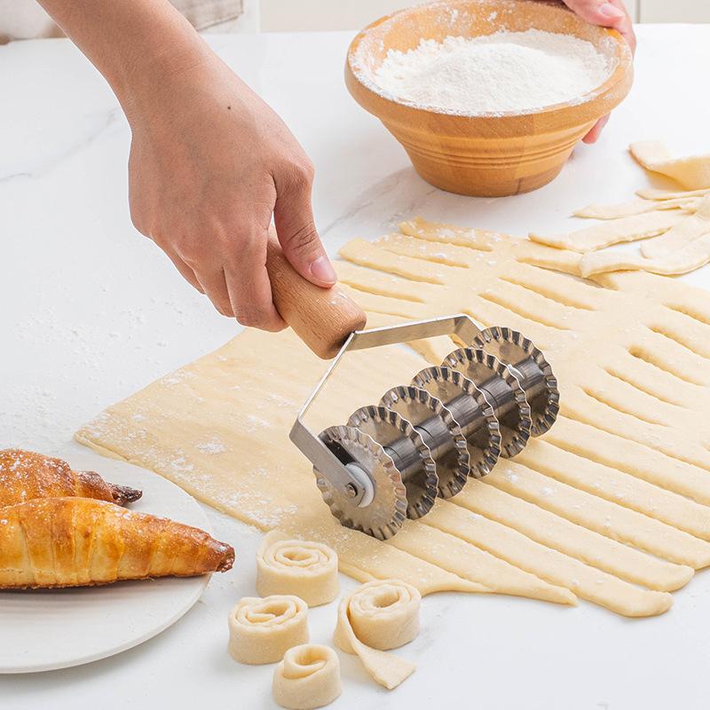 Stainless Steel Pastry Dough Lattice Roller Cutter with Wood Handle Noodle Cookie Dessert Pizza Bread Roller Cutter Knife Slicer