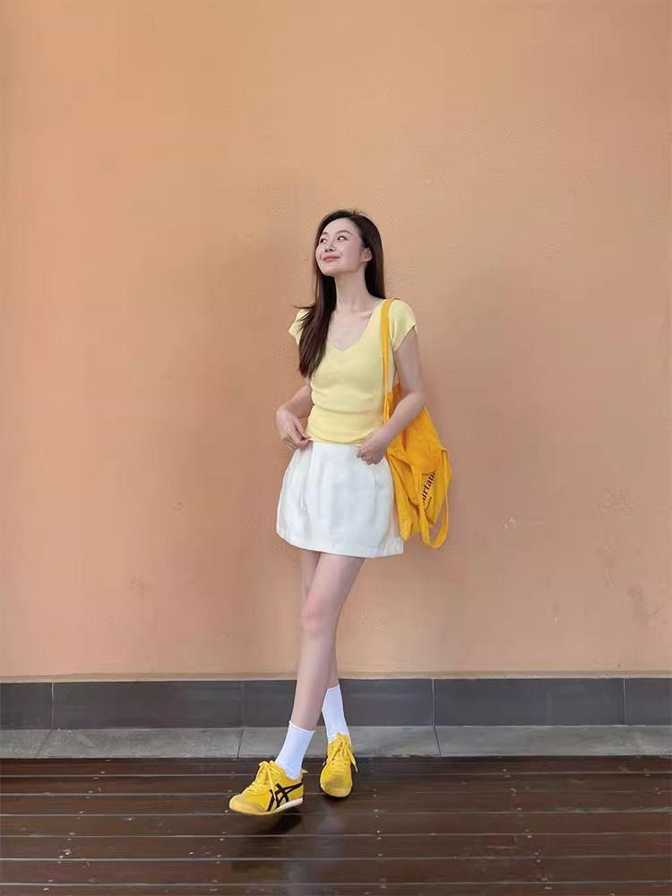 Dámské žluté pletené tričko s krátkým rukávem a výstřihem do V ve stylu léto 2025 – Jedinečný a stylový design