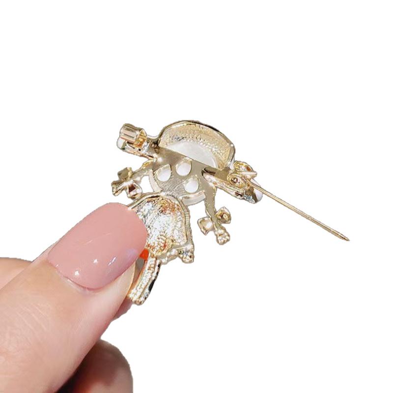 1Pcs Cartoon Characters Jewelry Clothing Accessories Cute Enamel Little Girl Brooches For Women Opal Carrying Bucket Girl Pin