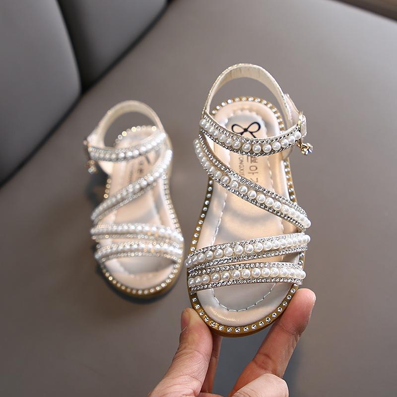 Nuovi sandali principessa aperti in stile coreano con perle per l'estate per bambine, scarpe da spettacolo per bambini piccoli, medi e grandi