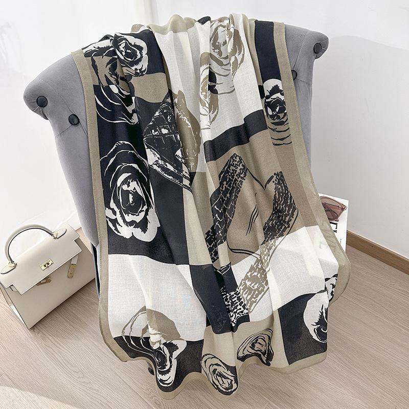 Camellia scarf fashionable versatile black and white contrasting colors air-conditioned room warm shawl travel sunscreen yarn