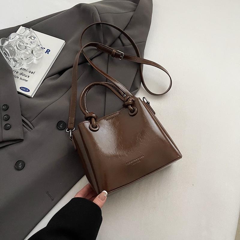 

High-quality wholesale high-grade oil wax leather portable bucket bag women s versatile casual texture commuter shoulder messenger bag