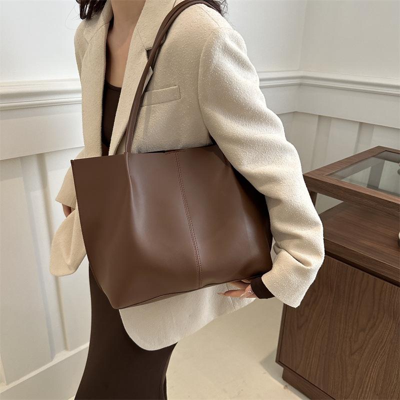 2024 Spring Retro Large Capacity Women's Tote Bag - Fashionable Single Shoulder Handbag for Commuters and Students