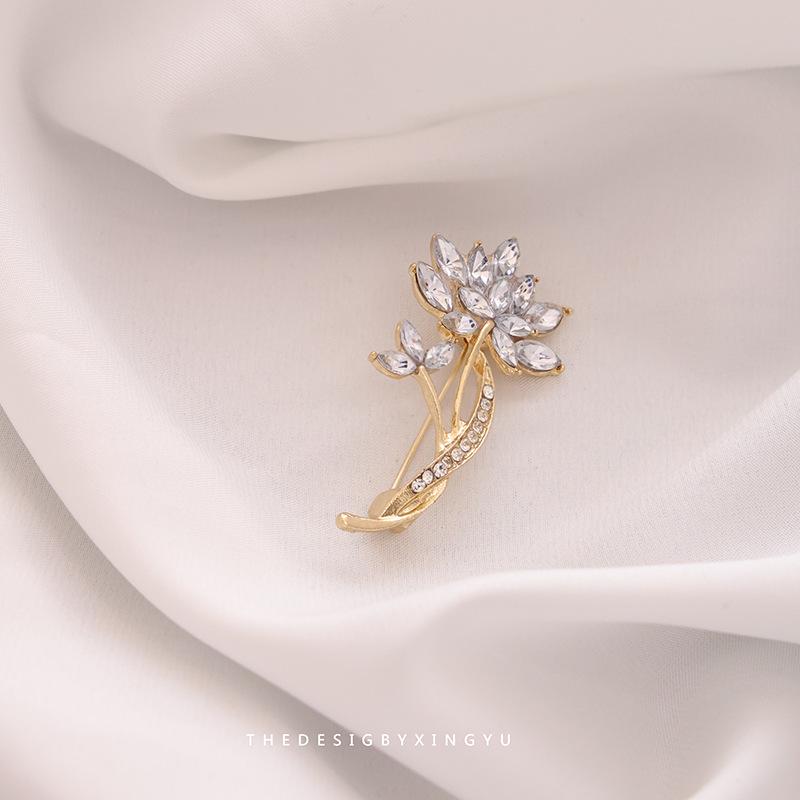 Broche Elegante de Pérola Dourada e Espiga de Trigo: Acessório Versátil e de Alta Qualidade para Mulheres