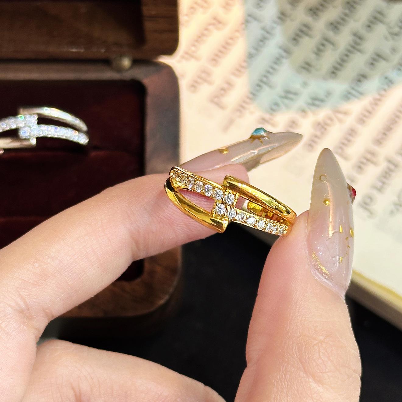 

Staggered star track French ring design exquisite daily ring