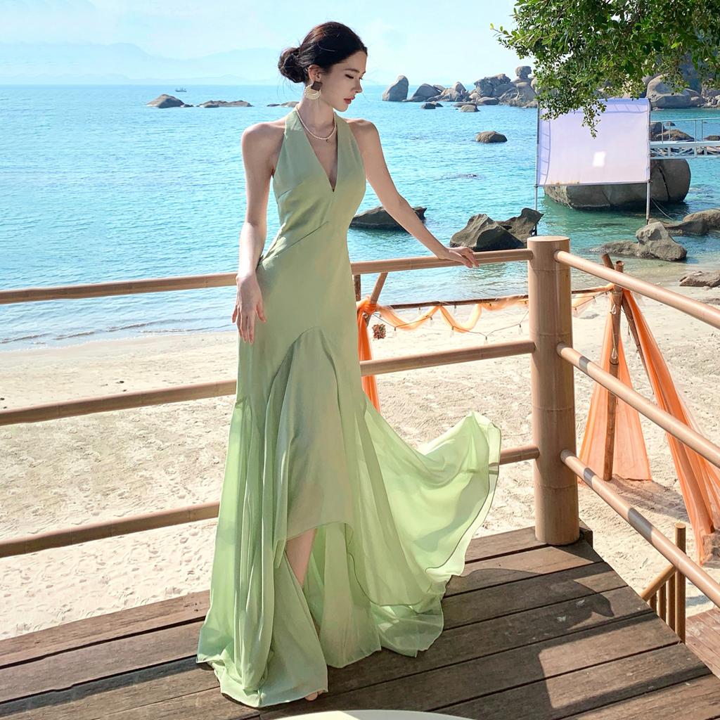 Green holiday style neck halter dress for women's spring and summer sleeveless v-neck slim fit, sexy, beautiful and good-looking a-word long dress