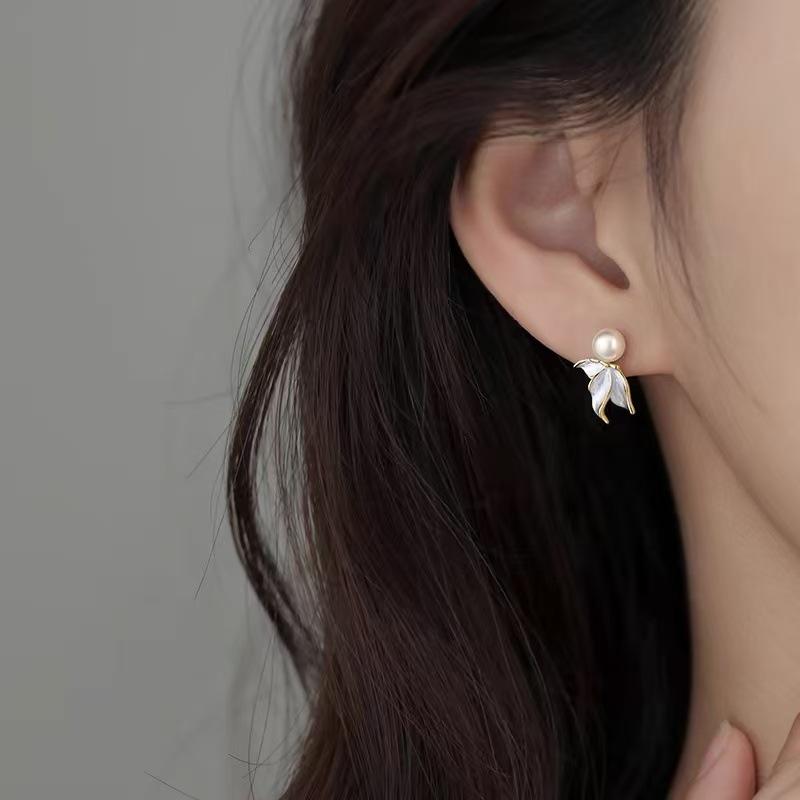 Fish-tail Stud Earrings - A Niche Piece of Jewelry with A Light, Luxurious and Sophisticated Appeal for Women.