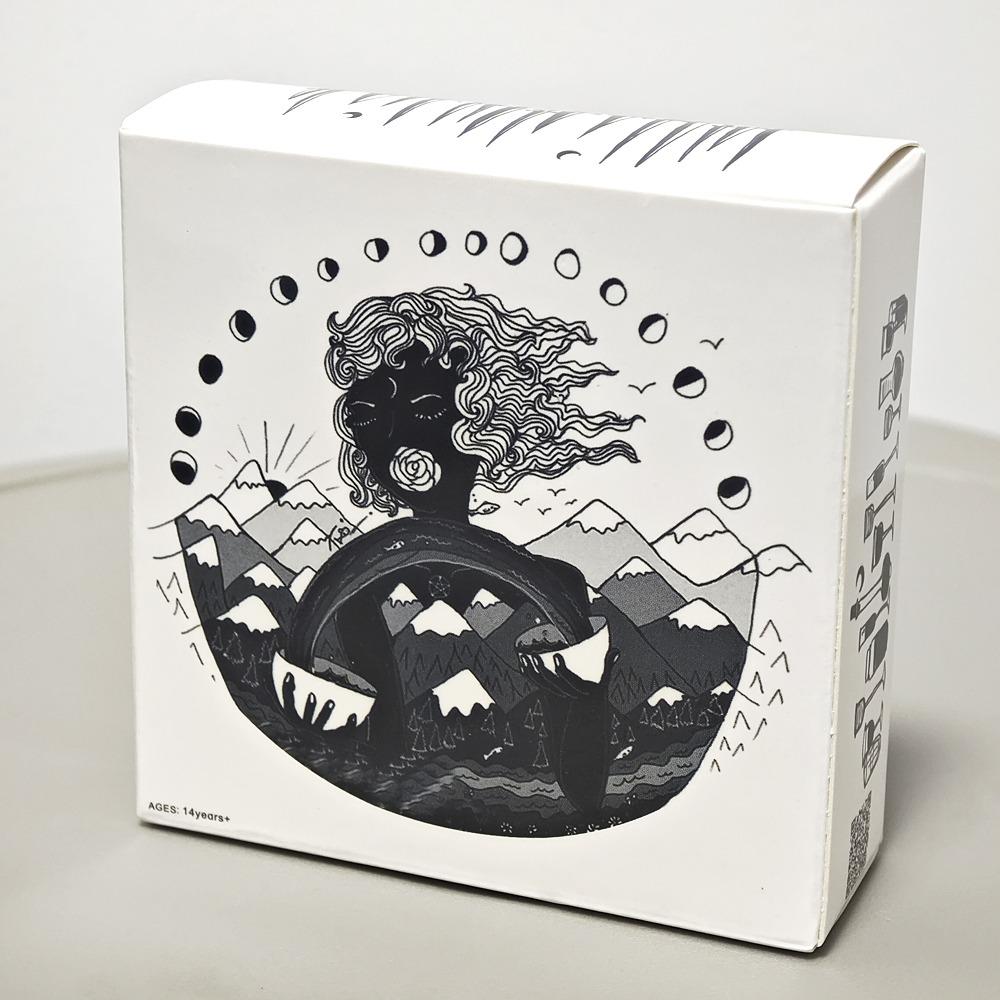 Dunkle Tage Tarot: Ein 78-Karten-Illustrations- und Wahrsagedeck, inspiriert von göttlicher weiblicher Energie, Schwarz-Weiß, 7,5 x 7,5 cm