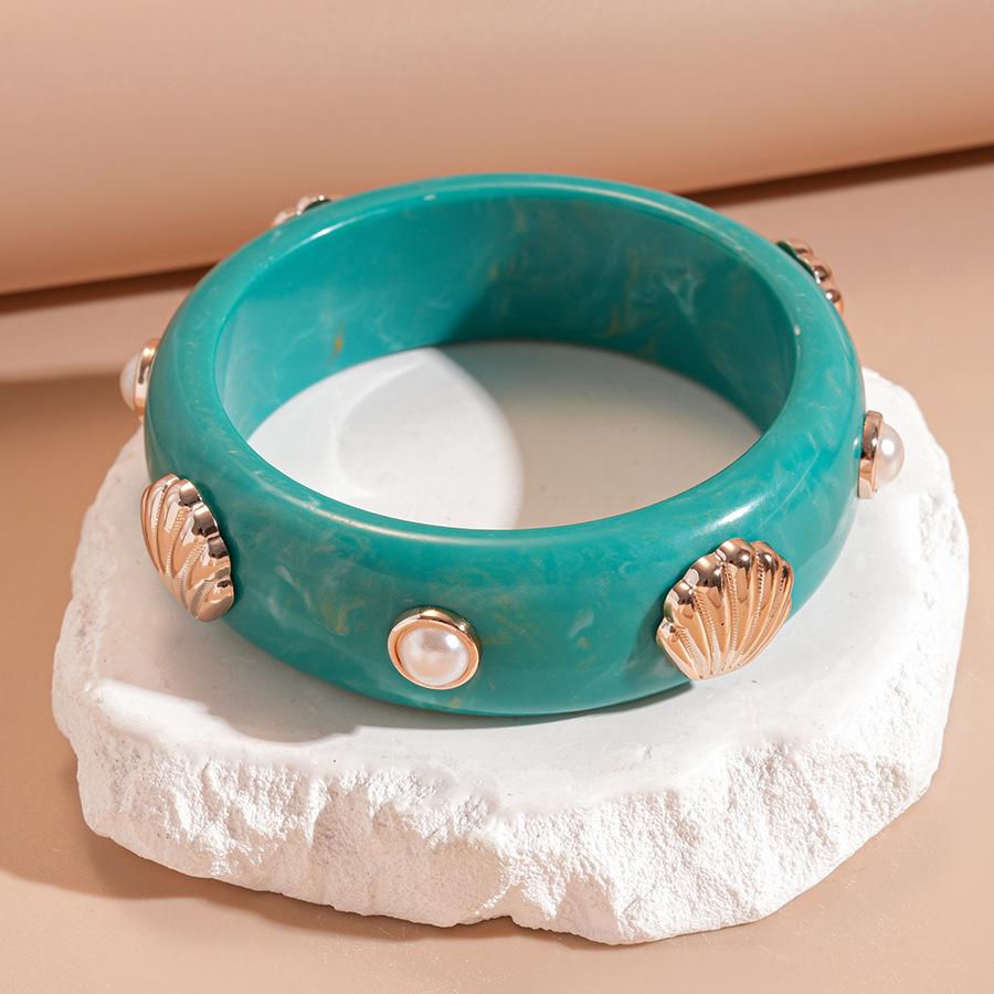 Unique Retro Resin Bracelet: Personalized Fashion Jewelry for Women