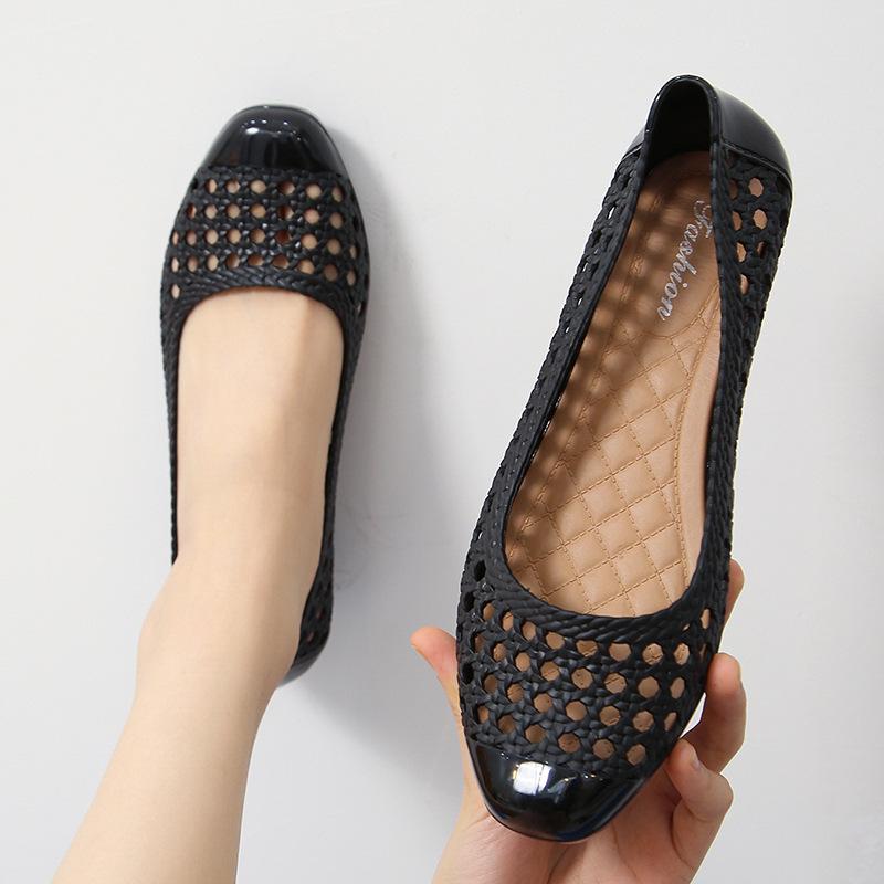 

Женские сандалии-желе на массивном каблуке в корейском стиле – С закрытым носком, с перфорацией, нескользящие, универсальные и удобные летние модные туфли 39 чёрный