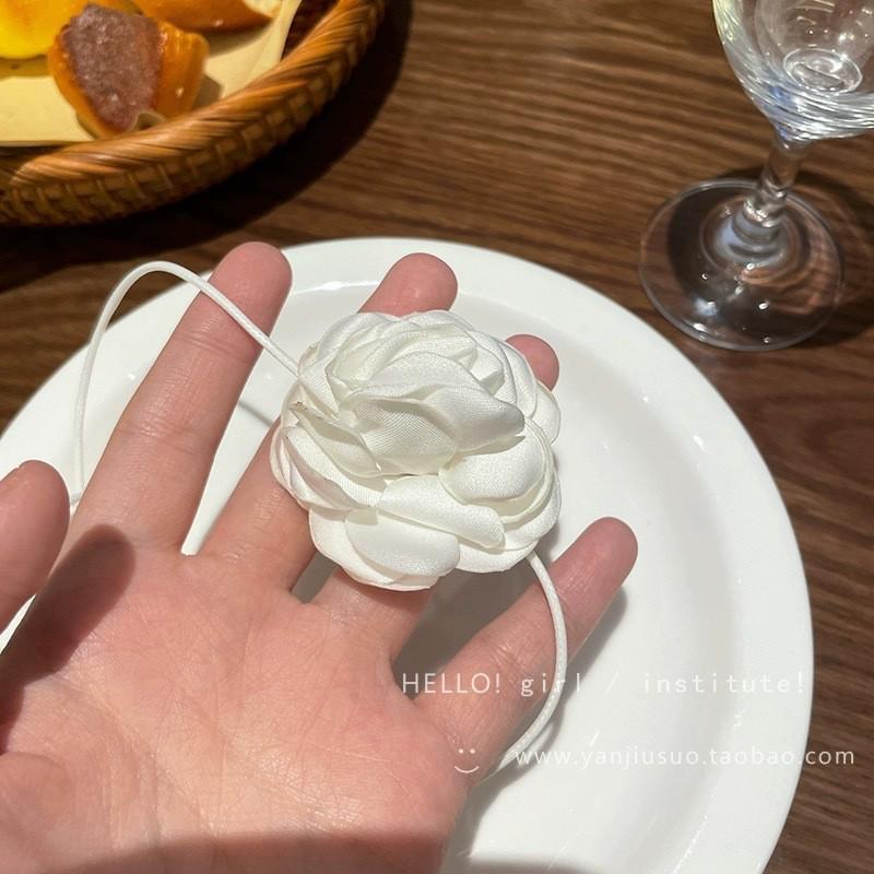 

Ожерелье-чокер с цветком камелии и жемчугом - Женский аксессуар на ключицу в стиле легкой роскоши