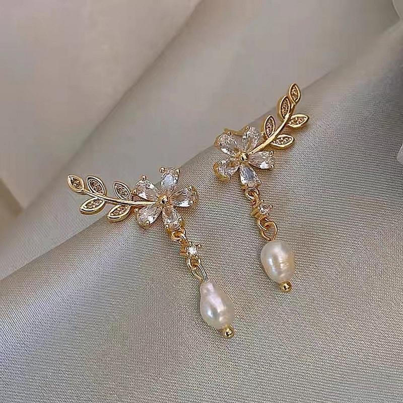 Zircon Flower Leaves Pearl Earrings Water Drop New Fashionable Women s High End Light Luxury Charm Ear Accessories золотой