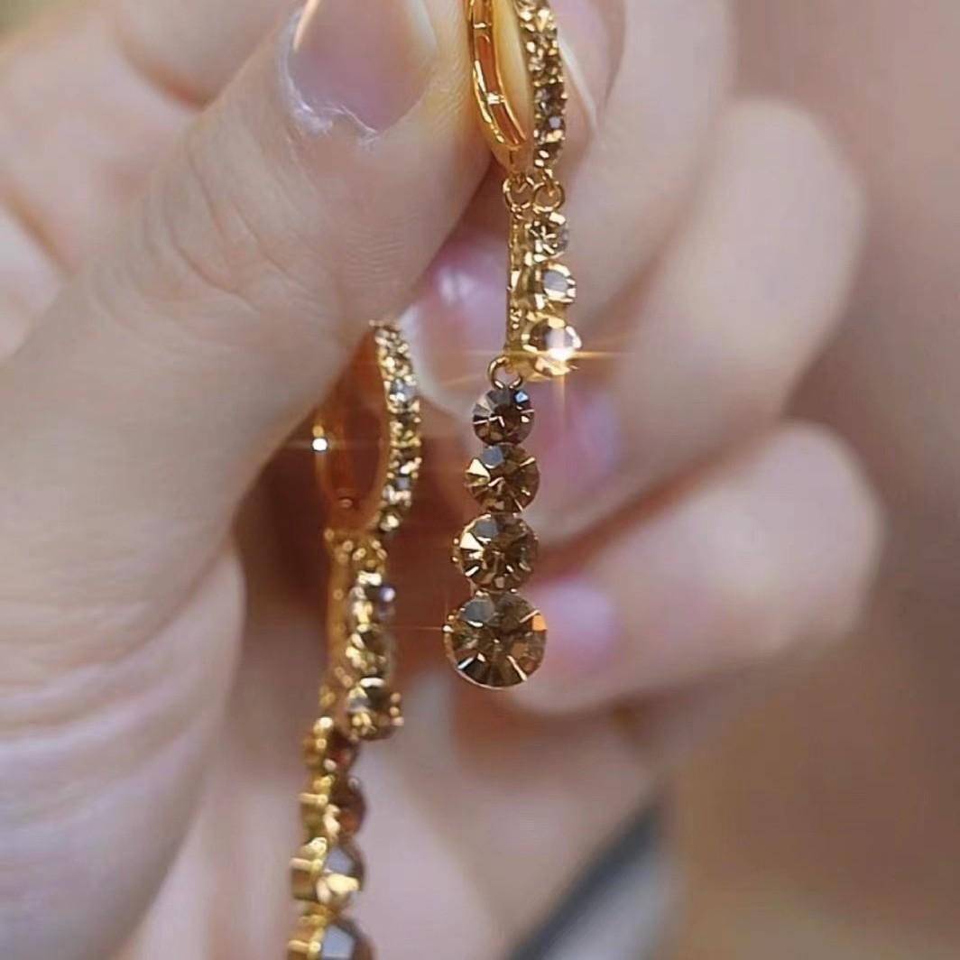 

Изысканные серьги-кисточки средней длины с фиолетовыми стразами - Модные, стройнящие клипсы для ушей со свежим, модным видом. коричневый