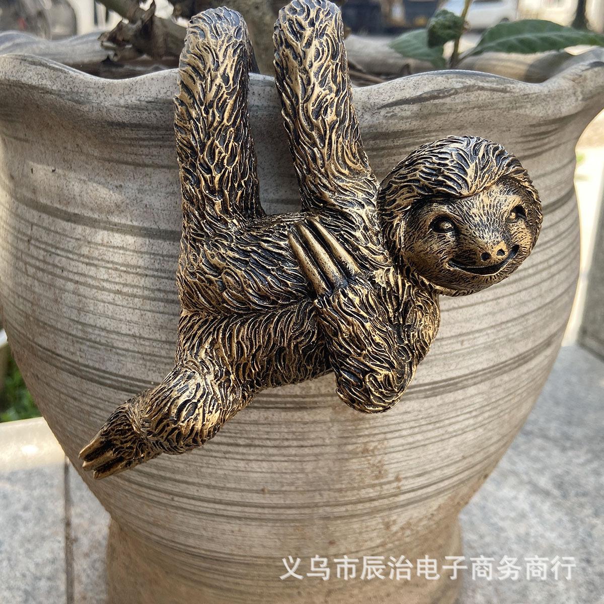 Fun animal sloth statue, creative hanging pot decoration, suitable for home balcony garden flower pot garden decoration