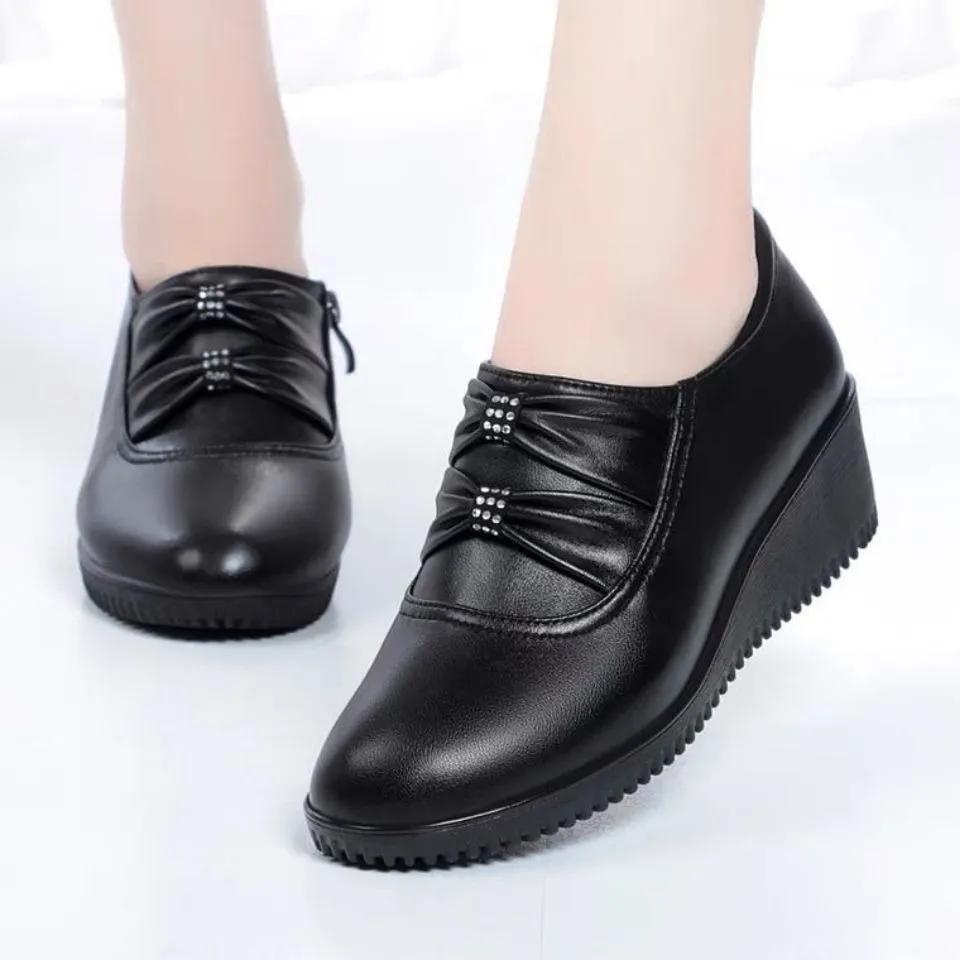 Women's Autumn Comfortable Soft Soled Mid Sole Single Order Shoes for Middle-aged and Elderly People, Large-sized Sloping Heel PU Leather Shoes