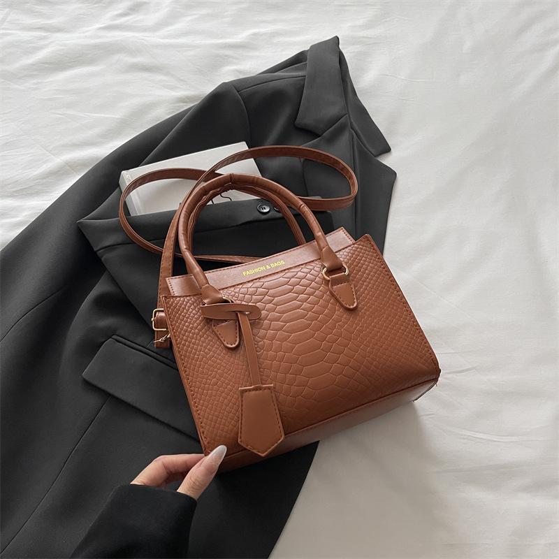 

Premium bag women s autumn new commuter armpit bag fashionable simple niche design shoulder messenger bag світло-коричневого кольору