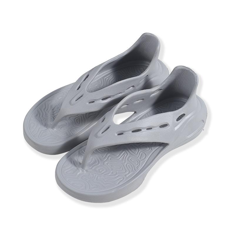 Menn bruker sklisikre EVA-tøfler, moderne og allsidige strandflip-flops om sommeren. Kvinner