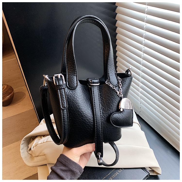 

New spring lychee pattern simple commuter Sen cute handbag bag fashion messenger bucket bag чорний