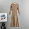 Sanftes, herbstliches Strickkleid mit V-Ausschnitt aus Kernspinngarn, figurformender A-Linien-Rock in Midi-Länge