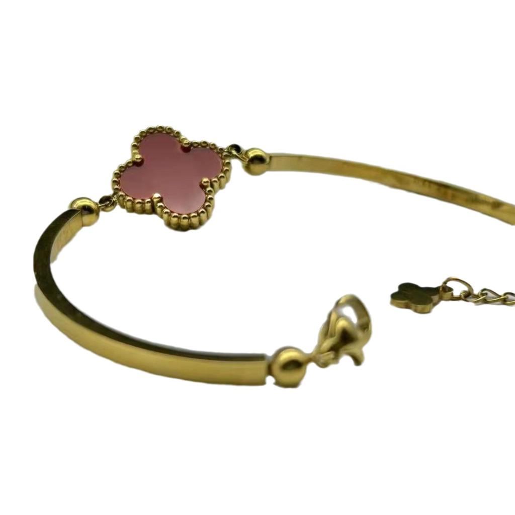 Modisches und personalisiertes neues funkelndes Armband. Klassisches Damen-Armband mit vierblättrigen Gras-Mikro-Intarsien