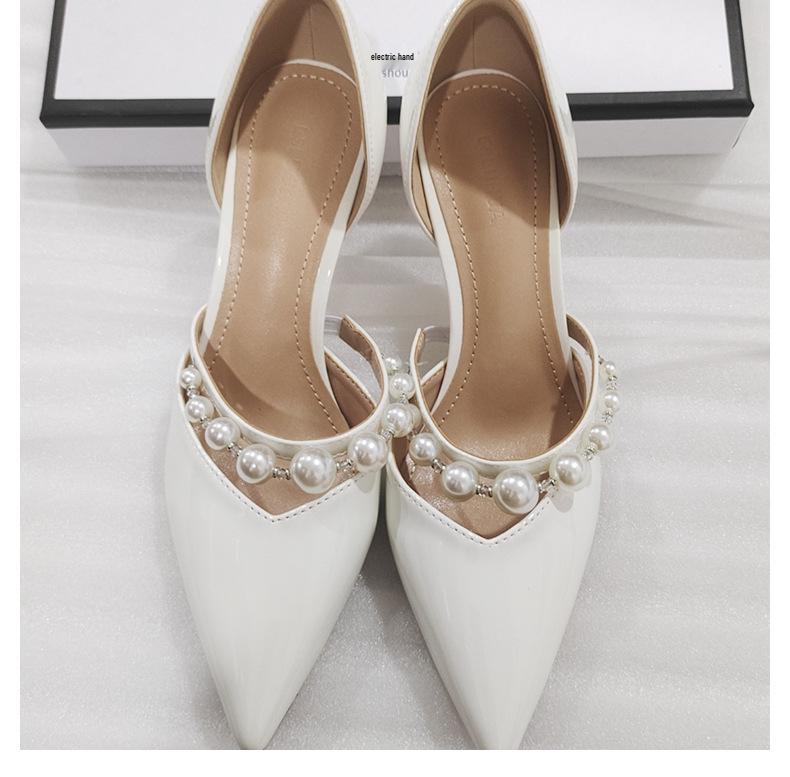 

Лакированные туфли-лодочки на шпильке с острым носком и одним ремешком, украшенные жемчугом и имеющие полый дизайн Size 39