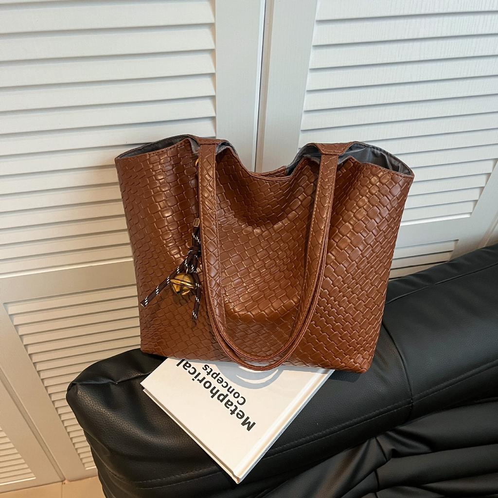 Women's large-capacity shoulder bag 2025 spring and summer new versatile commuter bag, underarm bag, popular tote bag trend this year